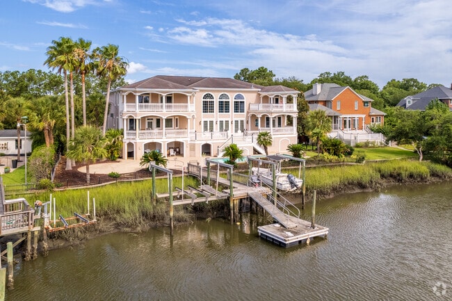 Creekfront homes in Hobcaw Plantation have well-maintained landscaping and docks.