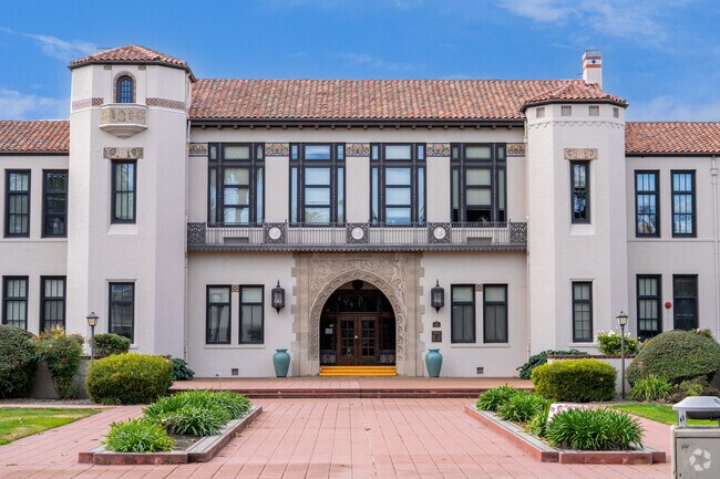 Discover the unique architecture and school programs of Herbert Hoover Middle School.