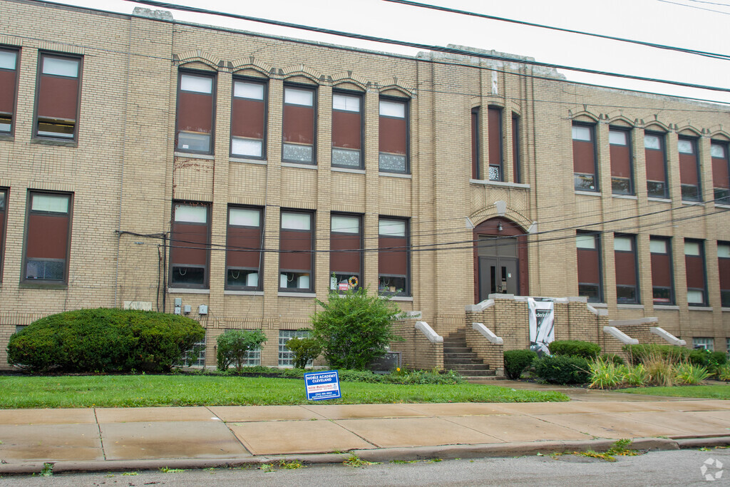 Noble Academy provides private education in the neighborhood of 
Euclid