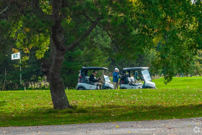 Golfers living in Franklin Township have easy access to Lake Arthur Golf Club.