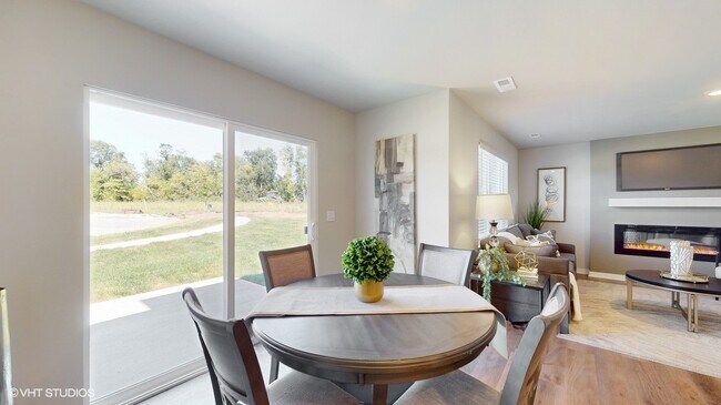 2464 Chloe Ln, Hiawatha, IA 52233 - photo 5