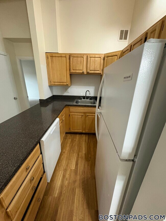 8 Westgate Dr Unit 203, Woburn, MA 01801