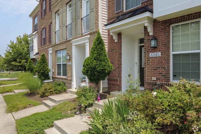 Well landscaped townhomes in Oak Grove.
