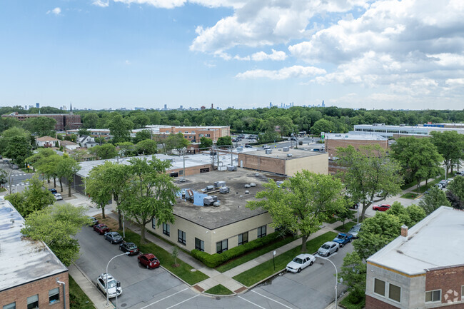 Yeshiva Eitz Chaim is situated in Chicago's North Park neighborhood.