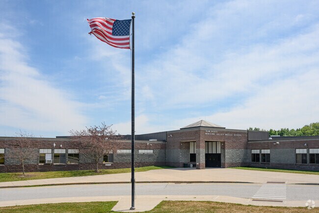 Minsink Valley Middle School earned an overall B rating from Niche.