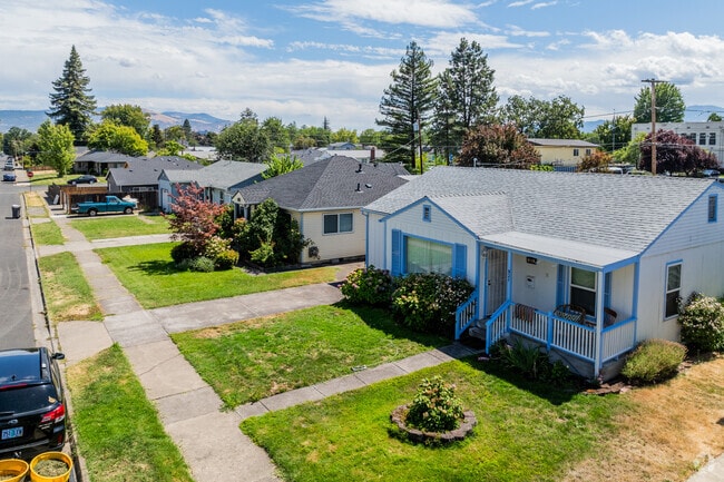 Most homes in Washington have large spacious front yards.