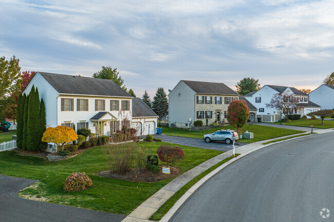 Colonial homes in Stonybrook-Wilshire typically have large yards and attached driveways.