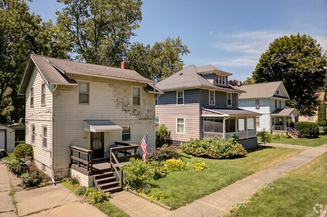 There is a wide variety of home styles in the Flat Iron neighborhood.