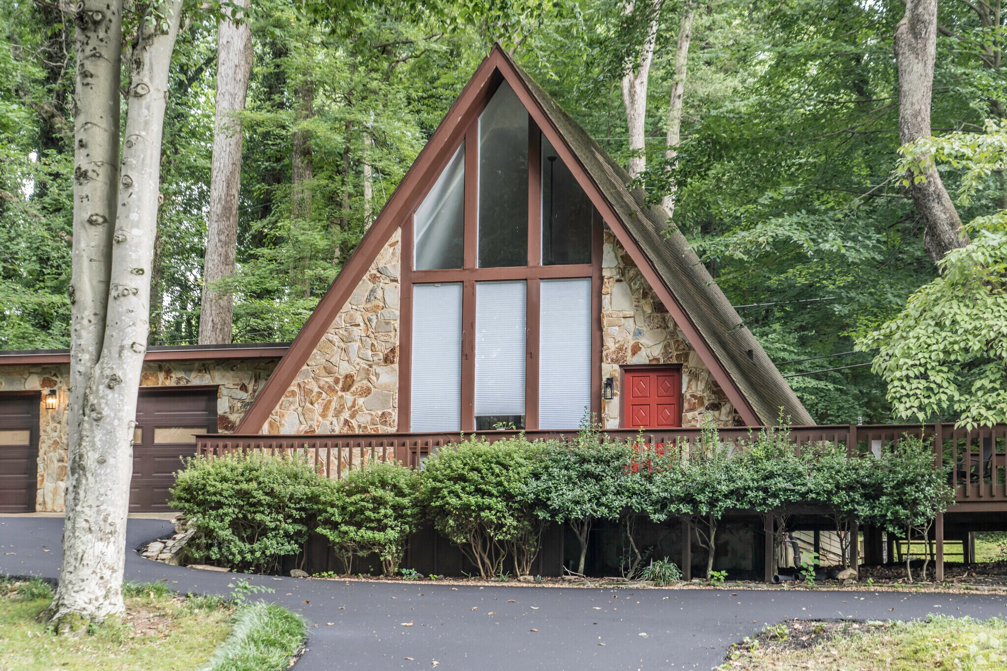 There is a variety of homes in Jahnke.