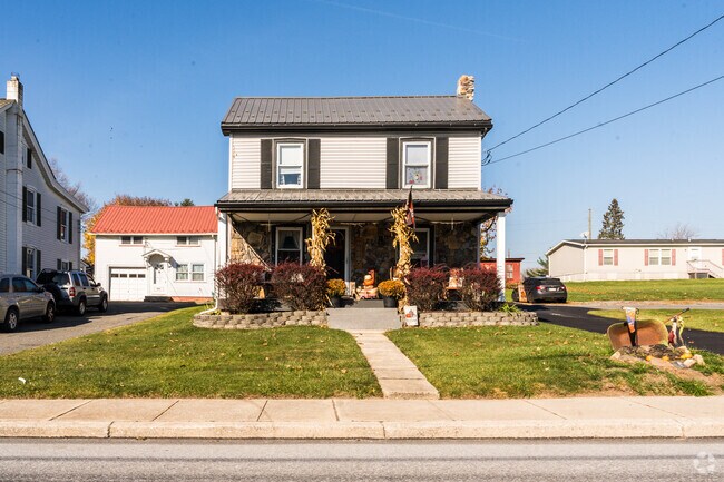 Candid street views round out the neighborhood picture.