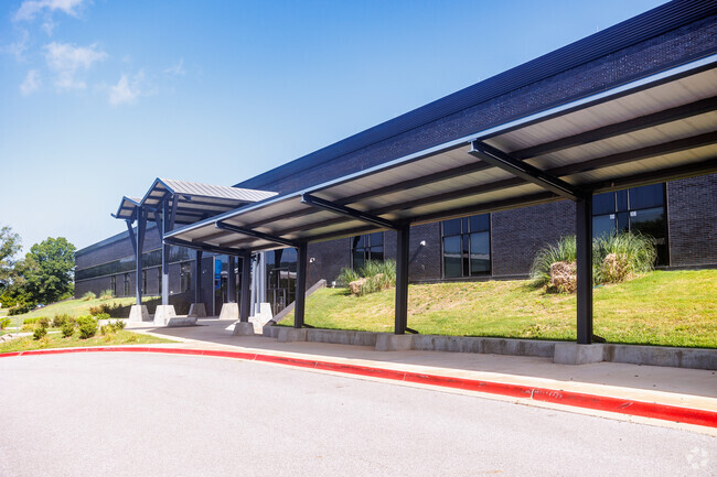 Students at Pinnacle View Middle School attend grades 6th through 8th.