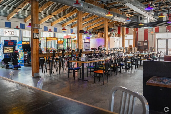 Pie Slingers provides ample seating and entertainment.