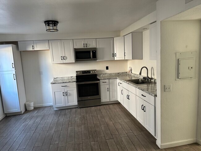 272 E Jackson St unit C, Rialto, CA 92376 - photo 3
