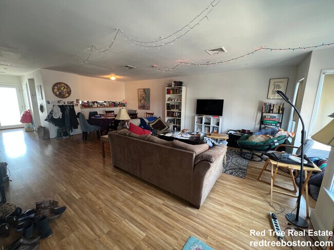 10 Glencoe St unit 3, Brighton, MA 02135 - photo 2