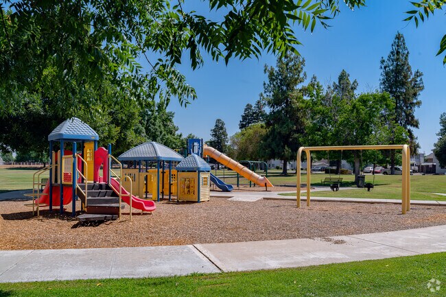 Highland Knolls families frequent North Highland Park for its playground and recreational sports.
