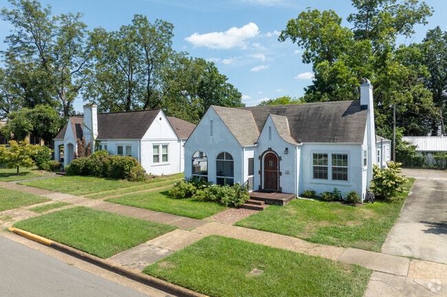 Explore the tudor style homes in Downtown Tuscaloosa.