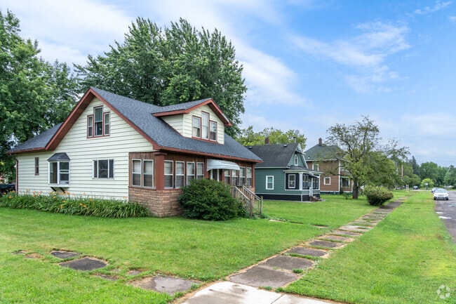 Houses vary greatly by size and type, even on the same block in Gary New Duluth.