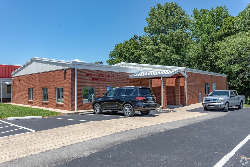 Red Boiling Springs School is located in Macon County.