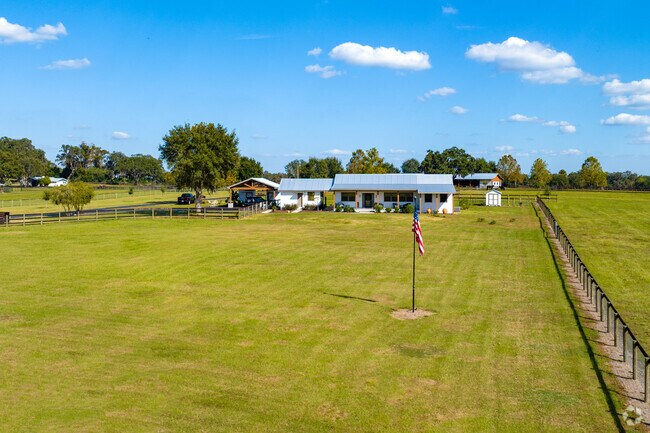 Most ranch style homes in Citra are situated far from the road with large yards.