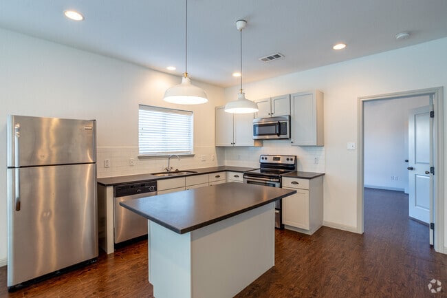 1BR, 1BT - 800SF