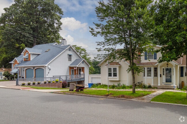 Many homes in Woolwich Township sport tasteful pops of color.