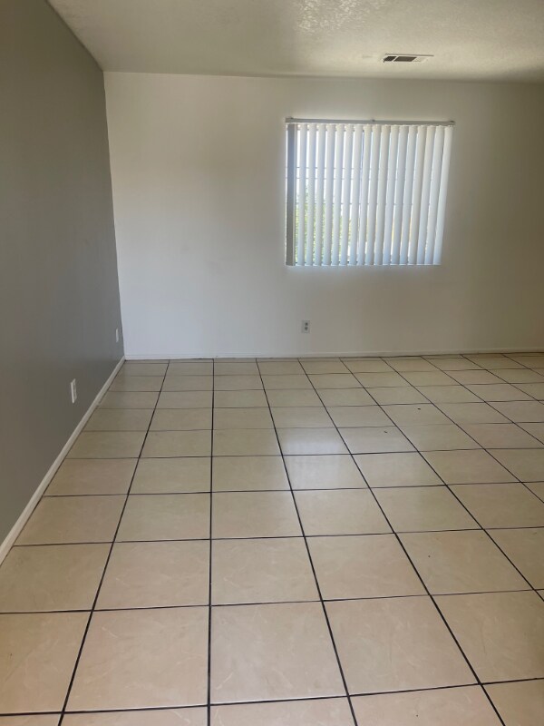 11951 Chamberlaine Way unit 18, Adelanto, CA 92301 - photo 2