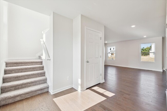 372 Edge Brook Dr, Holly, MI 48442 - photo 2