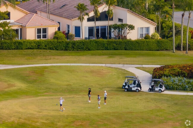 Valencia Isles golf enthusiasts 
 enjoy the proximity to Indian Spring Country Club.