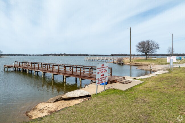 Bonham’s Lake Bonham is perfect for boating, with several boat ramps to choose from for easy launch.