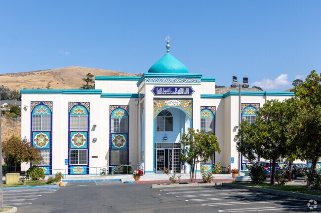Masjid Abu Bakr Al-Siddiq Mosque is an Islamic center in the	
Mission-Garin neighborhood.