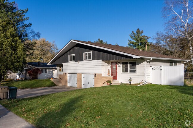 Several duplexes can also be found scattered throughout Greater Sandburg.