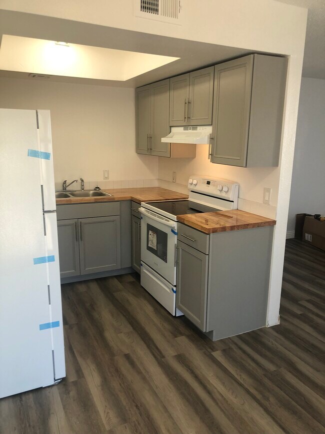 4437 Newsom Cir unit D, Las Vegas, NV 89119 - photo 5