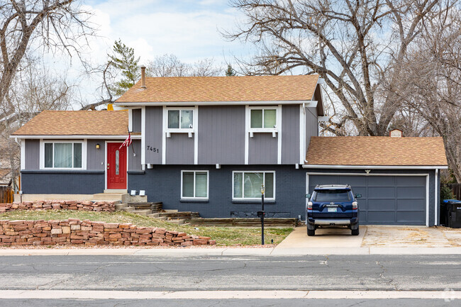 Most split-level homes in Highlands have two-car garages.