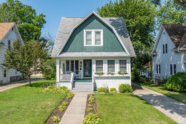 Some homes in Menominee North showcase ruminant colors.