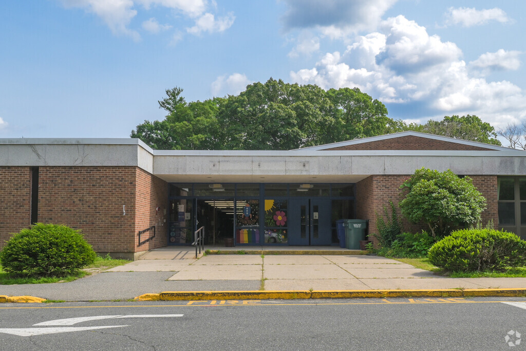 Morrison Elementary School is located in the East Braintree neighborhood of Massachusetts.