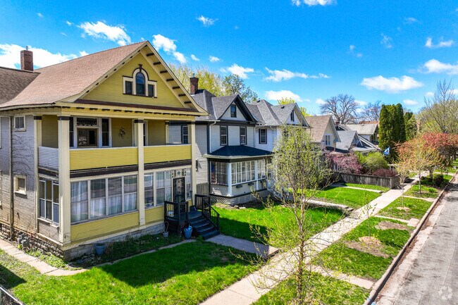 There are large Craftsman styled homes throughout the Frogtown neighborhood.