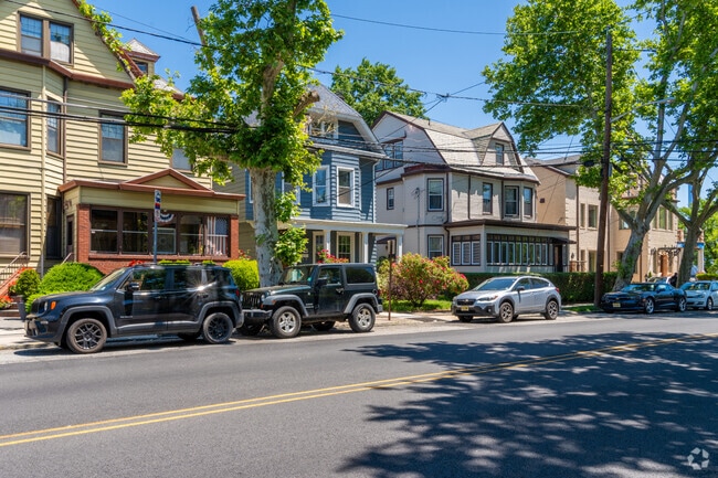 Even larger houses on the main avenue of Weehawken sit in close proximity to one another.