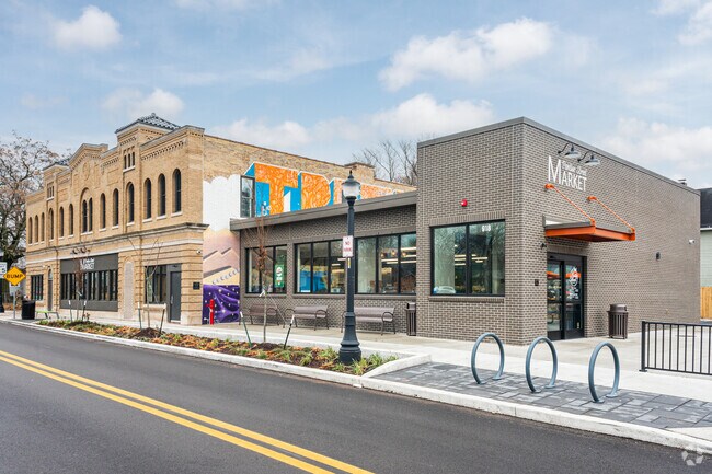 Pontiac Street Market is one of the most popular grocery places among locals.