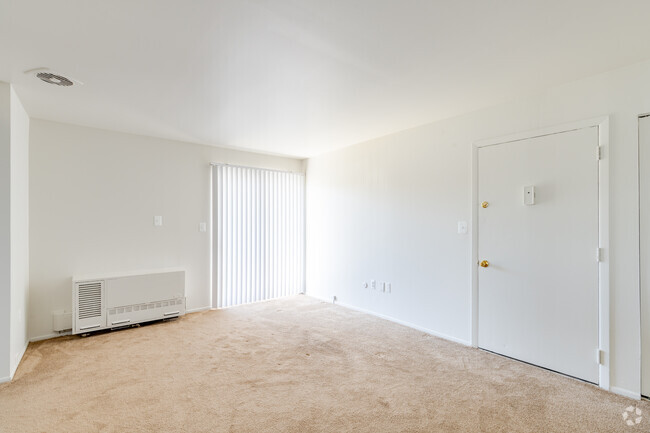 1BR, 1BA - 702SF - Living Room
