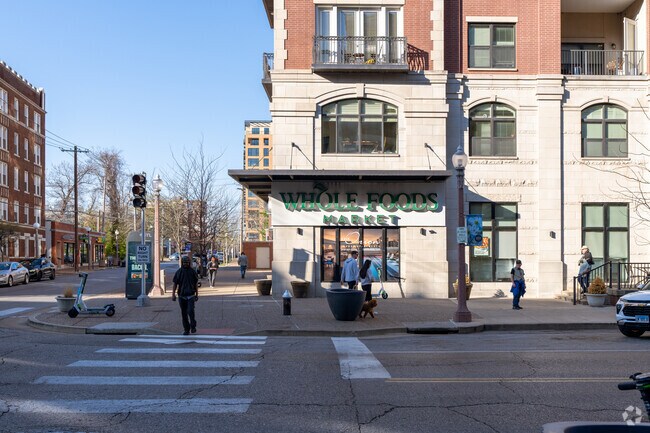 Head to Euclid Ave for shopping near Vinita Park.