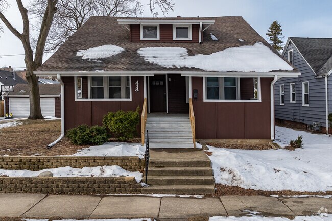 Bungalows are popular in Island Park.