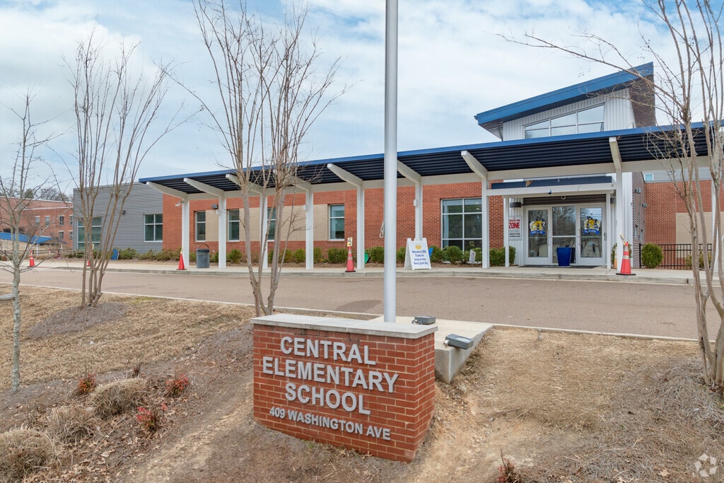 Central Elementary is located at 409 Washington Ave in Oxford.