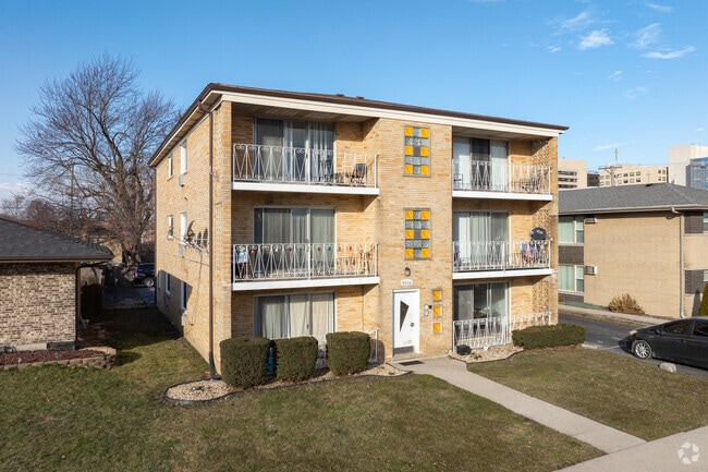 Brick multi-level condo properties are common in the Oak Lawn area.