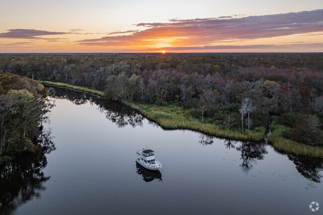 Residents enjoy stunning sunset views along the Waccamaw River at Wachesaw Plantation.