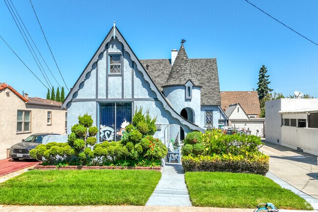 Farrelly Pond District homes are meticulously maintained with lush grass, and vibrant flowers.
