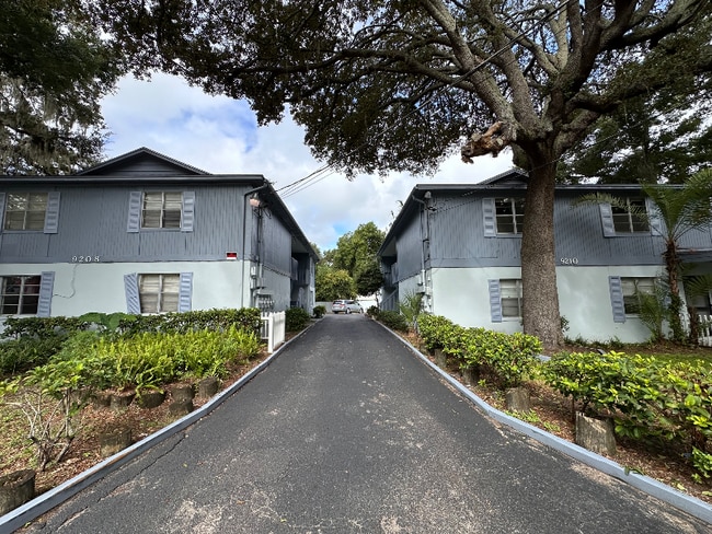 9208 N Connechusett Rd unit B, Tampa, FL 33617 - photo 2