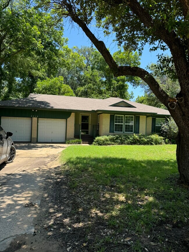 2210 Robinwood Ln, Denton, TX 76209