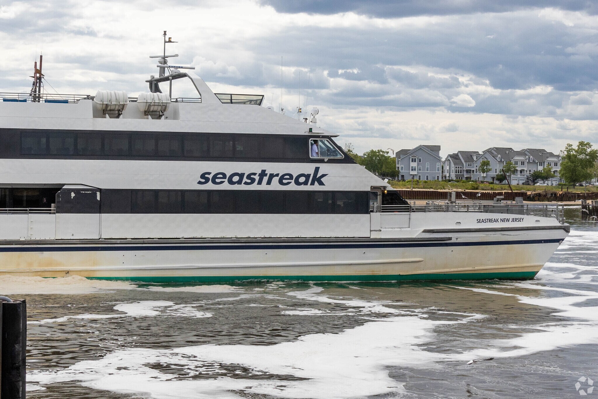 The Seastreak Ferry makes a quick turn around in Belford.