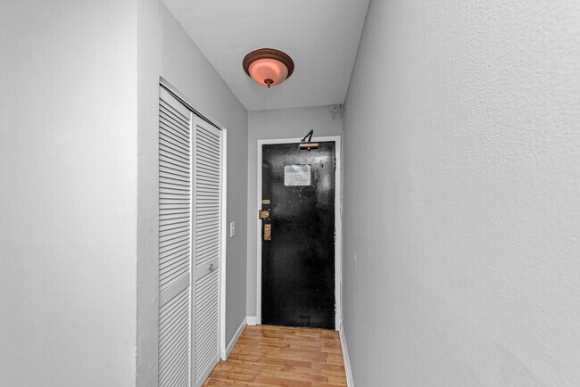 3825 N Pine Grove Ave unit 201, Chicago, IL 60613 - photo 5