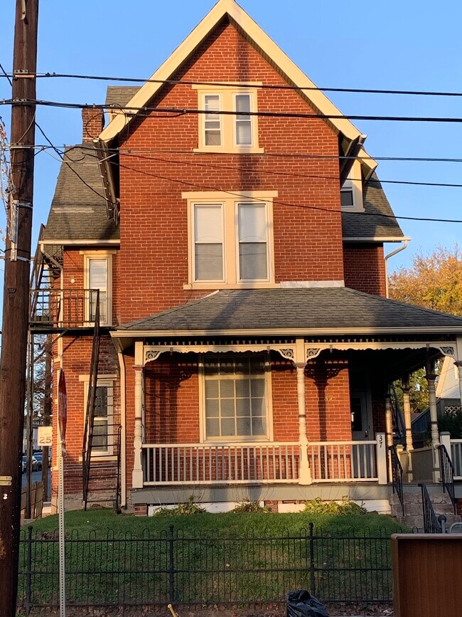 37 Front St unit 2nd fl, Catasauqua, PA 18032 - photo 2